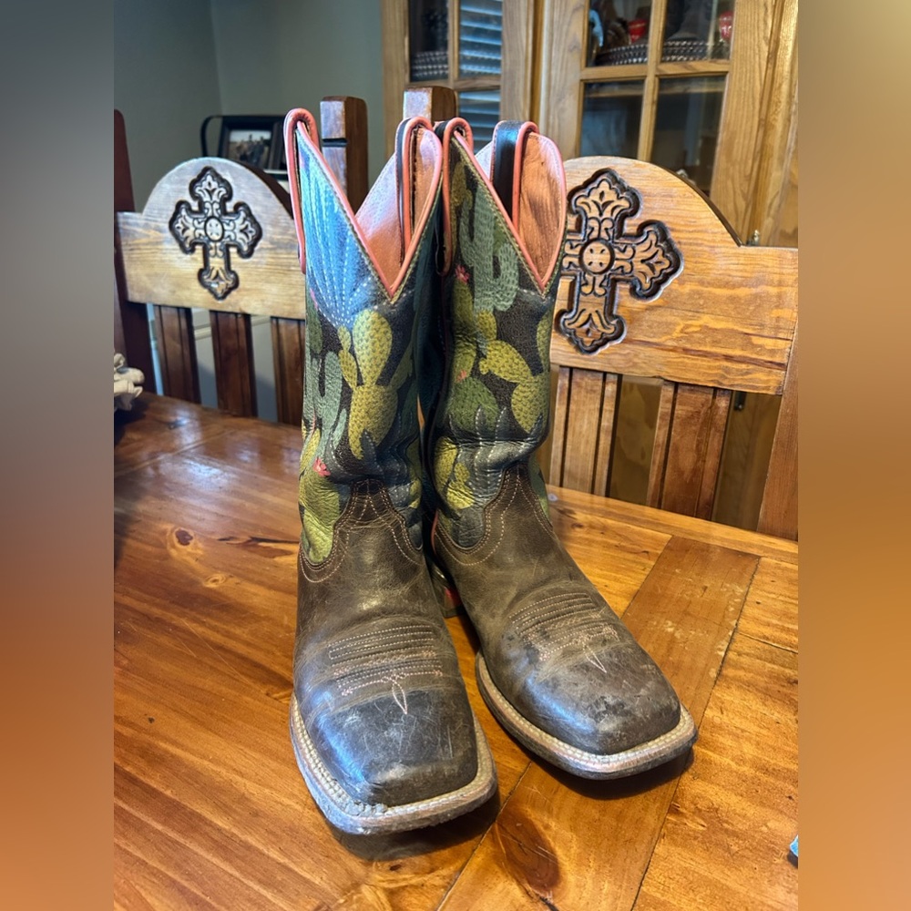 Woman’s size 7 ARIAT western boots in great shape